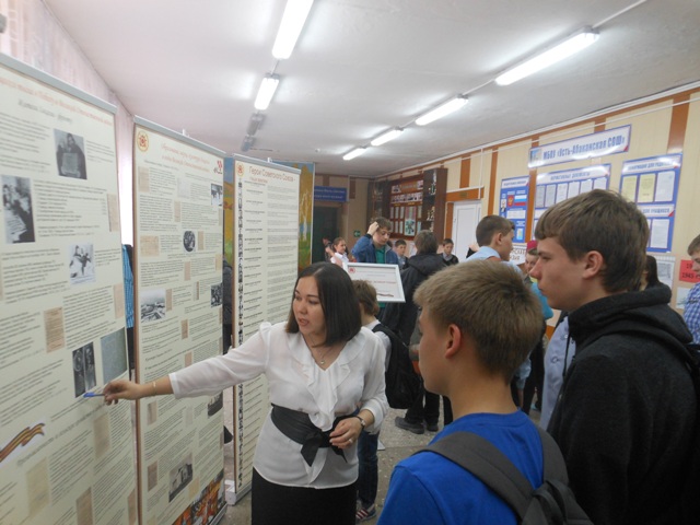  Национальный архив представил выездную выставку учащимся школы № 2 поселка Усть-Абакан