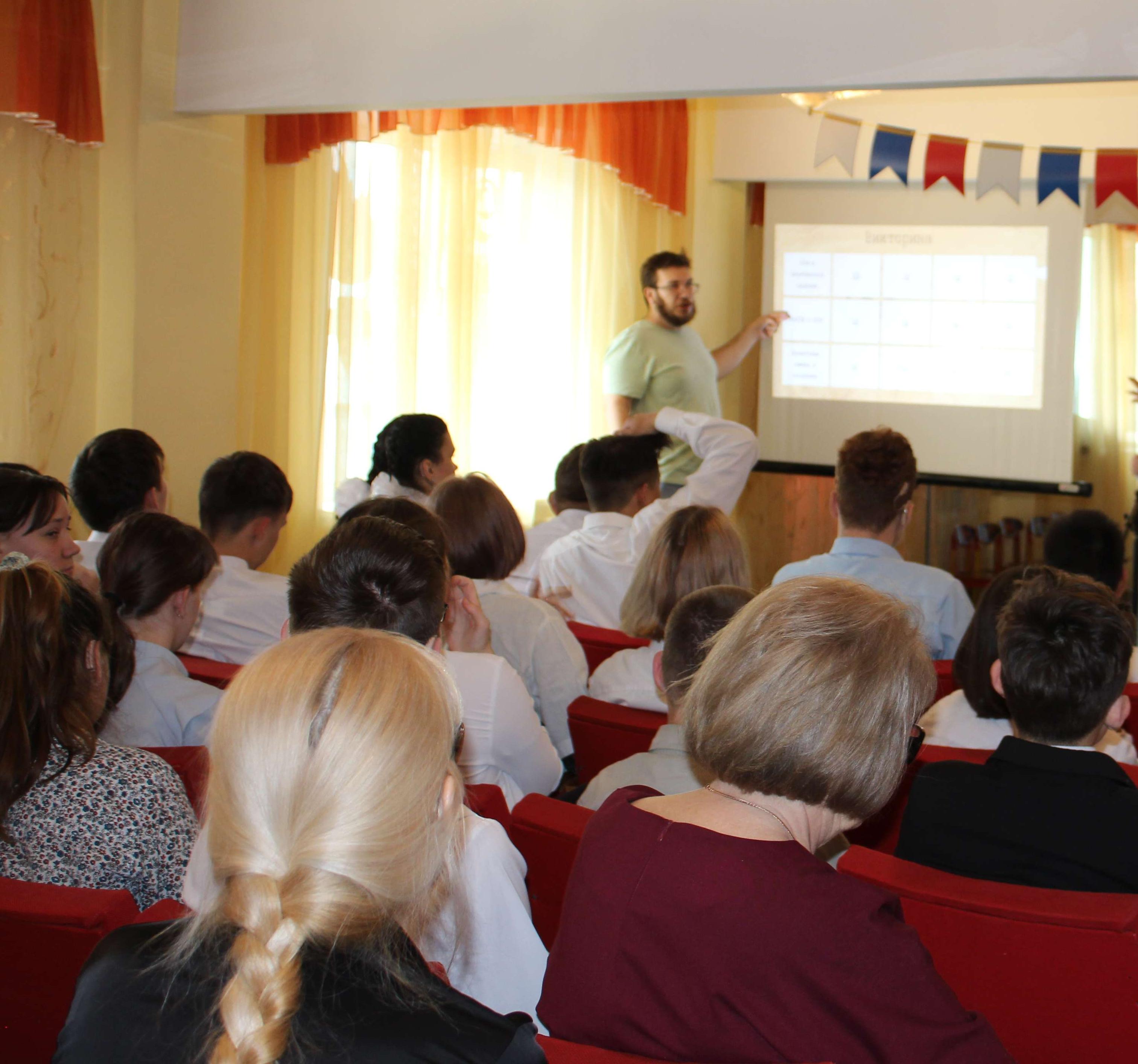 Архивисты провели цикл патриотических мероприятий в школах Хакасии
