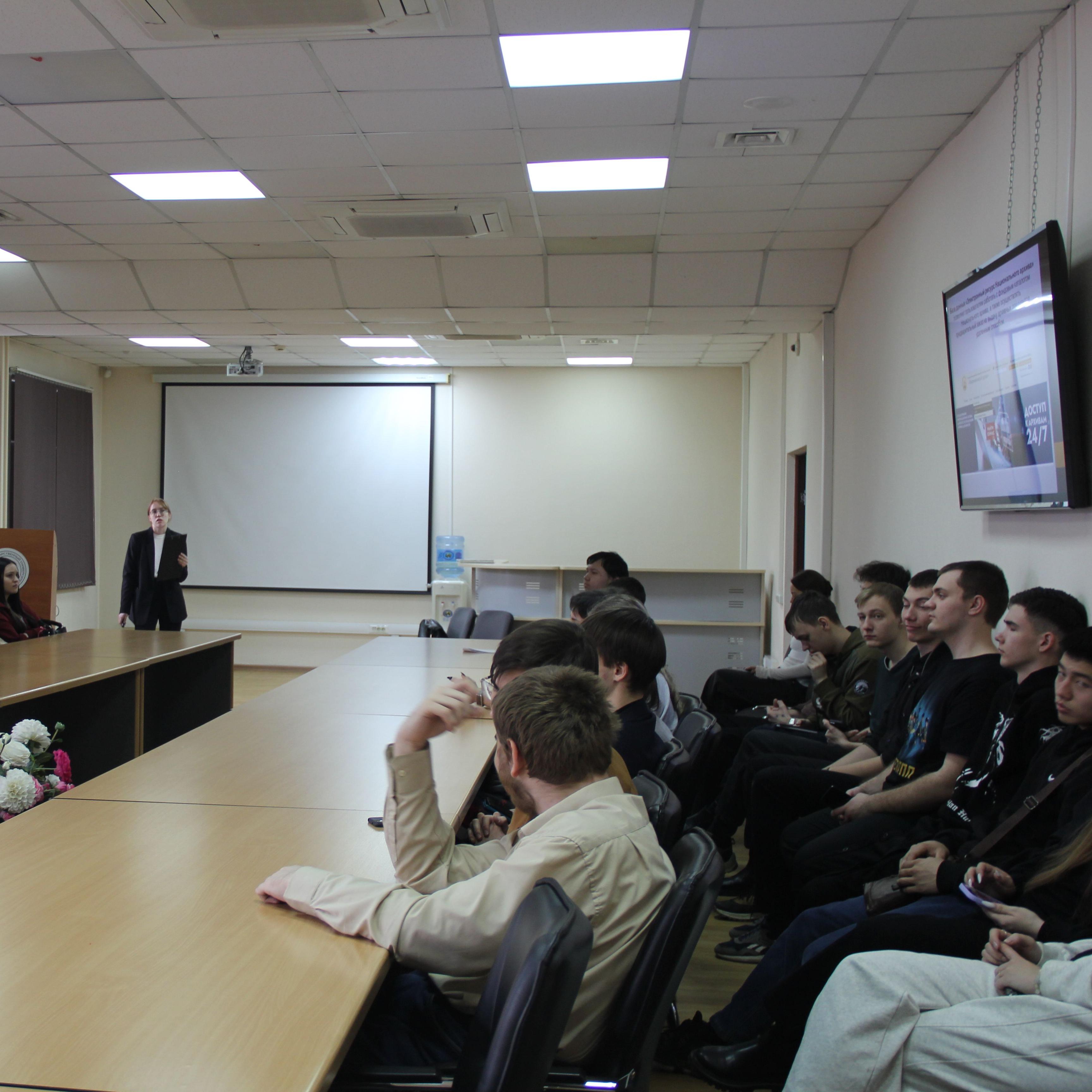 Национальный архив Хакасии провел обучающий семинар для студентов ХГУ