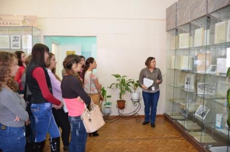 В летний период Национальный архив Республики Хакасия продолжает проводить экскурсии, уроки-презентации, лекции для широкой общественности
