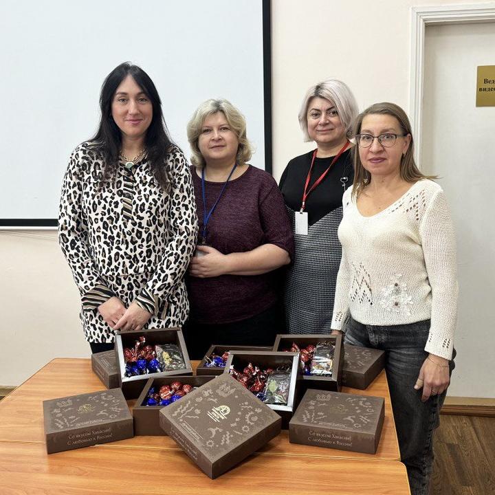 Сотрудники Национального архива Хакасии подготовили новогодние подарки детям коллег из Луганской Народной Республики